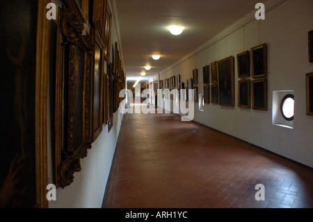 Vue dans le corridor de Vasari qui relie la Galerie des Offices et du Palais Pitti à Florence Banque D'Images