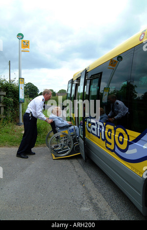 Les services de bus public communautaire composer une balade dans le sud de l'Angleterre Hampshire CANGO UK bus d'embarquement de l'utilisateur de fauteuil roulant Banque D'Images