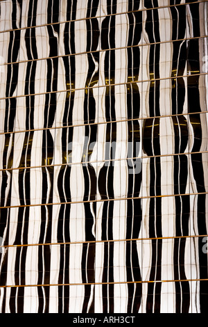 Façade de la tour Picasso skyscraper reflétée dans les fenêtres de l'immeuble adjacent Centro Comercial à Madrid, Espagne. Banque D'Images