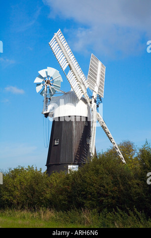 Moulin à vent restauré travaillant dans le village de Pakenham East Anglia Suffolk en Angleterre Royaume-Uni Royaume-Uni GB Grande-bretagne British Isles Banque D'Images