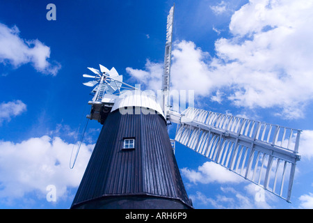 Moulin à vent restauré travaillant dans le village de Pakenham East Anglia Suffolk en Angleterre Royaume-Uni Royaume-Uni GB Grande-bretagne British Isles Banque D'Images