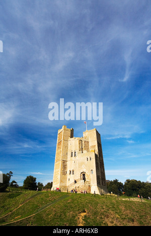 Château d'Orford montrant tour polygonale ou garder aux beaux jours d'été avec ciel bleu East Anglia Suffolk Angleterre UK United Kingdom Banque D'Images