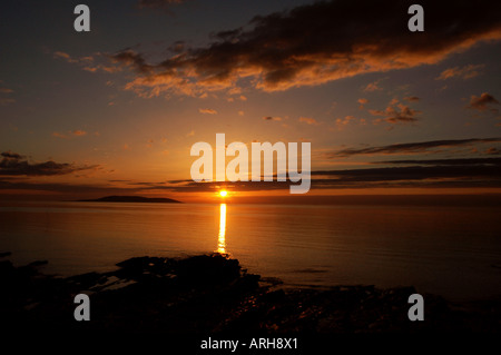 Une vue générale de soleil sur la ville de Portmarnock, représenté à l'Irlande. Le soleil se couche sur la mer. Banque D'Images