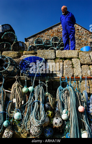 Europe Angleterre St Ives Cornwall stockées des engins de pêche sur la plage Banque D'Images