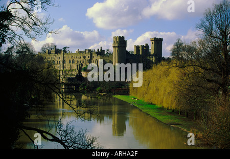 Vue sur le château de Warwick et la Rivière Avon en hiver Warwickshire Angleterre UK Banque D'Images