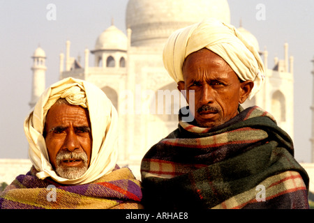 Les hommes autochtones au Taj Mahal à Agra Inde Banque D'Images