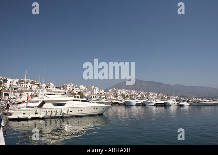 Vue sur le cher et bateaux port de Puerto Banus, Marbella costa del sol espagne andalousie Banque D'Images