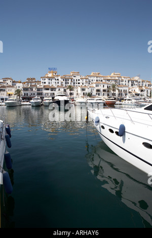 Vue sur le cher et bateaux port de Puerto Banus, Marbella costa del sol espagne andalousie Banque D'Images