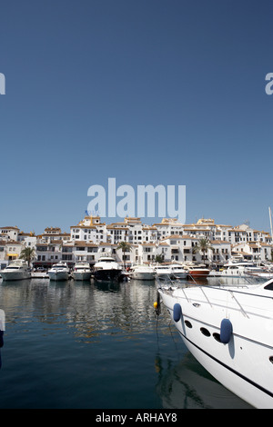 Vue sur le cher et bateaux port de Puerto Banus, Marbella costa del sol espagne andalousie Banque D'Images