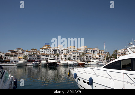 Vue sur le cher et bateaux port de Puerto Banus, Marbella costa del sol espagne andalousie Banque D'Images