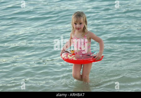 Portrait d'une jeune fille portant un tube en caoutchouc dans l'eau Moorea Tahiti Polynésie Française du Pacifique Sud Banque D'Images