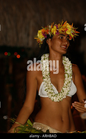 Portrait d'une jeune femme danseuse Tahitienne Moorea Tahiti Polynésie Française du Pacifique Sud Banque D'Images