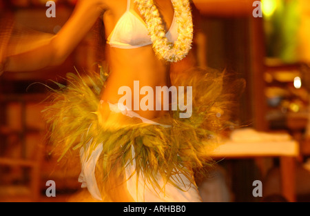 Portrait d'une jeune femme danseuse Tahitienne Moorea Tahiti Polynésie Française du Pacifique Sud Banque D'Images