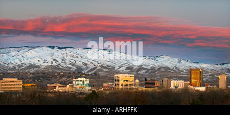 New York, Boise. Les nuages se déplacent sur la spectaculaire ville de Boise en hiver. Banque D'Images