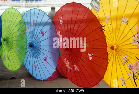 Beautfull rouge jaune mauve et vert papier traditionnels parasols à vendre à Beijing Beihai Park Banque D'Images