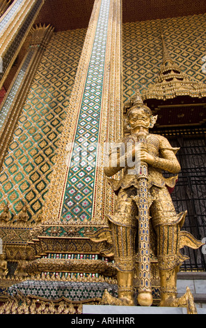 Garuda doré garde l'entrée du panthéon royal Grand Palace, Bangkok, Thaïlande Banque D'Images