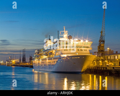 Fred Olsen cruise ship Balmoral accosté au terminal de croisière de la ville de Southampton UK Banque D'Images