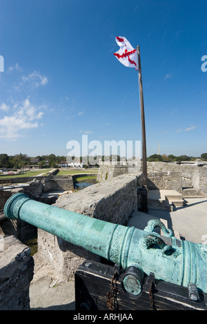 Canon sur les remparts avec une vue sur la ville depuis le Bastion, Castillo de San Marcos, St Augustine, Floride, USA Banque D'Images