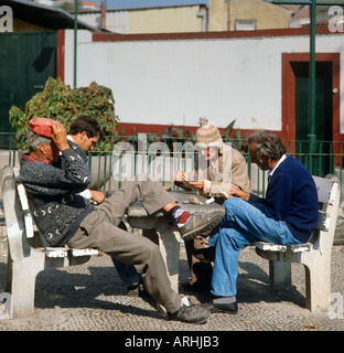 Les hommes jouent aux cartes, Funchal, Madeira, Portugal Banque D'Images