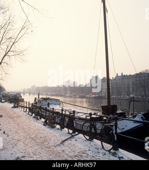 Tôt le matin sur les rives de la rivière Amstel, à vers Pont Magere, Amsterdam, Pays-Bas Banque D'Images