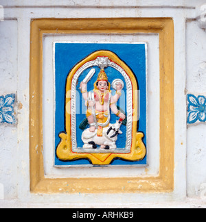 Wall relief de Shri Bhagavati Devi Shri Mangesh dans le temple près de Mardol, Goa, Inde Banque D'Images