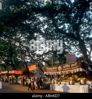 Étals de rue au coucher du soleil, Panaji ou Panjim (la capitale de Goa, Goa, Inde) Banque D'Images