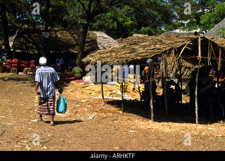 Shopping au marché de Malindi, Kenya Banque D'Images