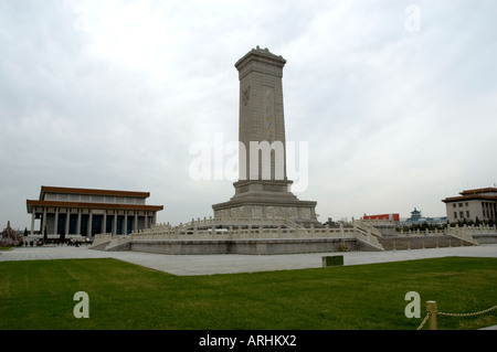 Le monument en marbre et granit pour le héros du peuple érigé au nord du mausolée de Mao Zedong, Place Tienanmen Banque D'Images