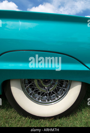 Un gros plan d'une turquoise 1965 Ford Thunderbird quart arrière mur blanc pneu (pneu) et passage de roue Banque D'Images