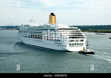 Le P&O Cruise Ship Aurora étant assisté par le Solent par un remorqueur comme elle quitte le port de Southampton Banque D'Images