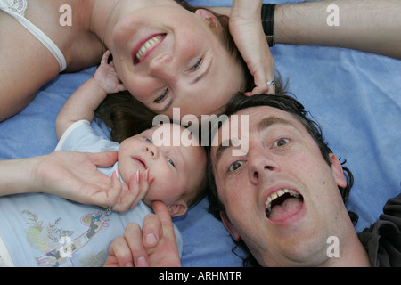Premier enfant, nouvelle famille, bébé, maman, papa Banque D'Images