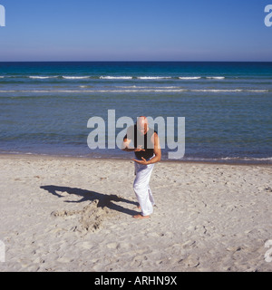 Tai Chi et professionnel Kong Fu entreprise formateur entraînement sur plage de Majorque, Iles Baléares, Espagne. Banque D'Images