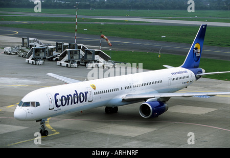 Condor Airlines, Boeing 757-300 à l'Aéroport International de Düsseldorf, Rhénanie du Nord-Westphalie, Allemagne. Banque D'Images