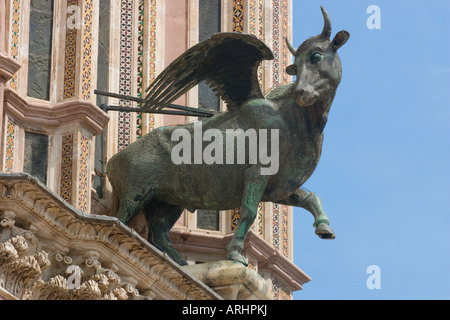 Statue, Gargouille, Cathédrale d'Orvieto, Ombrie, Italie. Banque D'Images