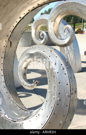 La sculpture de l'Onde en aluminium Banque D'Images