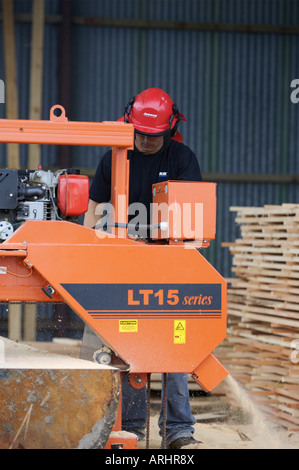 Sawmiller milling un journal à l'aide d'un Wood Mizer LT15 de scierie Banque D'Images