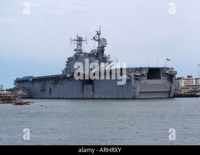 Navire d'assaut amphibie USS Nassau de l'United States Navy à quai à la base navale de Norfolk Virginia USA Banque D'Images