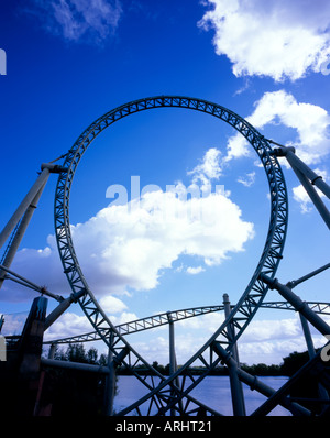 Silhouette of the Colossus Roller Coaster, Thorpe Park, Angleterre, Royaume-Uni Banque D'Images