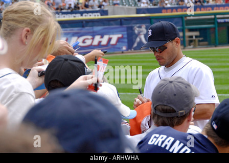 Les joueurs signer des autographes avant d'un Tigre de Detroit de la ligue majeure de baseball professionnel jeu à Comerica Park Detroit Michigan Banque D'Images