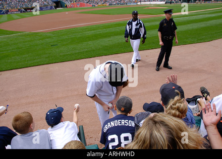 Les joueurs signer des autographes avant d'un Tigre de Detroit de la ligue majeure de baseball professionnel jeu à Comerica Park Detroit Michigan Banque D'Images