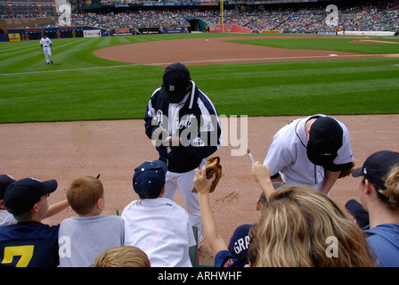 Les joueurs signer des autographes avant d'un Tigre de Detroit de la ligue majeure de baseball professionnel jeu à Comerica Park Detroit Michigan Banque D'Images