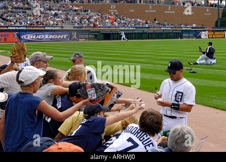 Les joueurs signer des autographes avant d'un Tigre de Detroit de la ligue majeure de baseball professionnel jeu à Comerica Park Detroit Michigan Banque D'Images