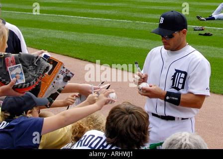 Les joueurs signer des autographes avant d'un Tigre de Detroit de la ligue majeure de baseball professionnel jeu à Comerica Park Detroit Michigan Banque D'Images