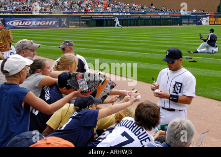 Les joueurs signer des autographes avant d'un Tigre de Detroit de la ligue majeure de baseball professionnel jeu à Comerica Park Detroit Michigan Banque D'Images