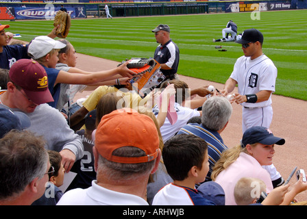 Les joueurs signer des autographes avant d'un Tigre de Detroit de la ligue majeure de baseball professionnel jeu à Comerica Park Detroit Michigan Banque D'Images