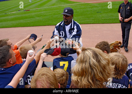 Les joueurs signer des autographes avant d'un Tigre de Detroit de la ligue majeure de baseball professionnel jeu à Comerica Park Detroit Michigan Banque D'Images