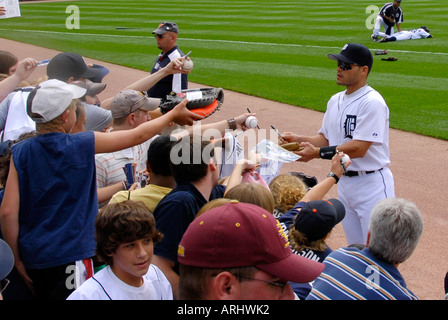 Les joueurs signer des autographes avant d'un Tigre de Detroit de la ligue majeure de baseball professionnel jeu à Comerica Park Detroit Michigan Banque D'Images