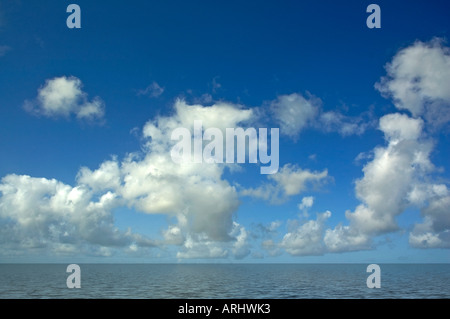 Nuage Blanc contre un ciel bleu reflété dans la mer Banque D'Images