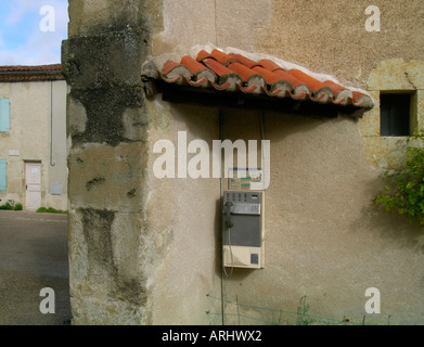 Téléphone public dans le cadre d'un petit toit en tuiles à un vieux mur de la maison dans le sud de la France Banque D'Images