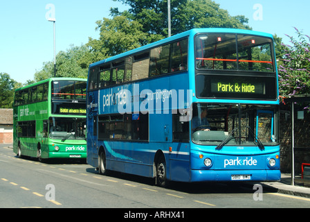 Cambridge University Town 2 bus Park & Ride à la gare routière reliant les parkings périphériques au centre-ville pour réduire la congestion Cambridgeshire Angleterre Banque D'Images